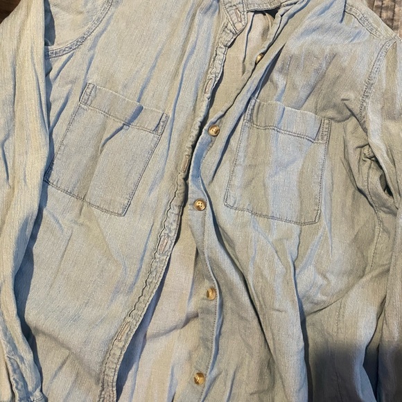 Womens button up shirts 1- Hollister, 1-American Eagle - Picture 3 of 6